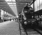 855791 Afbeelding van bezoekers op het perron met oude treinstellen in het Nederlands Spoorwegmuseum (Maliebaanstation) ...